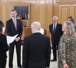 Su Majestad la Reina junto a la representación del Instituto Marítimo Español